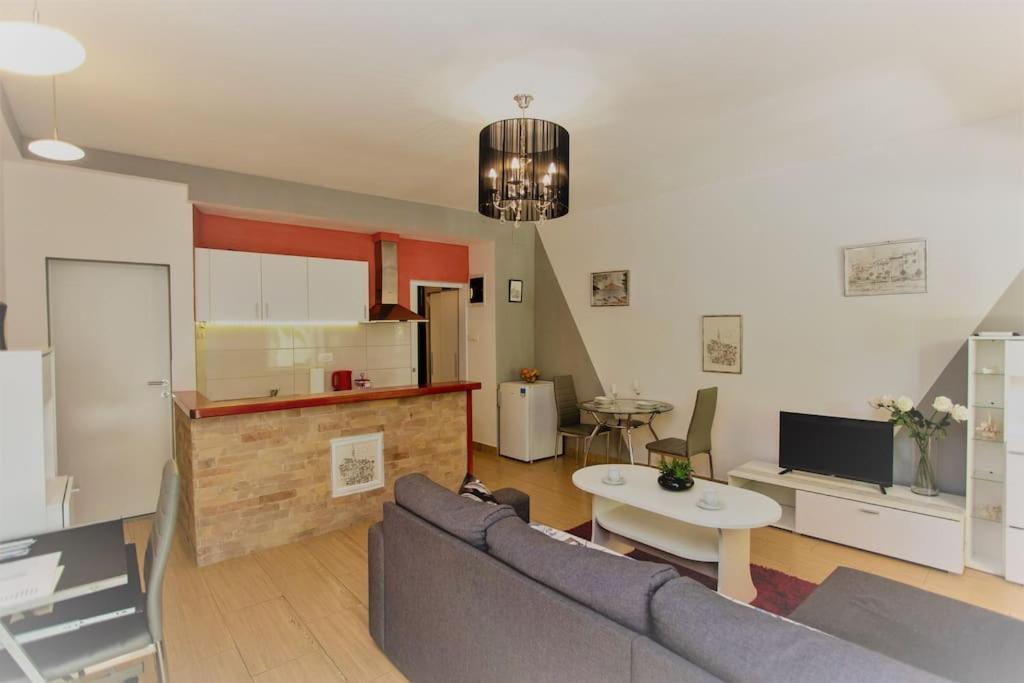 Apartman Den,Rovinj Oaza U Centru Grada I Besplatnim Parkingom Apartment Bagian luar foto