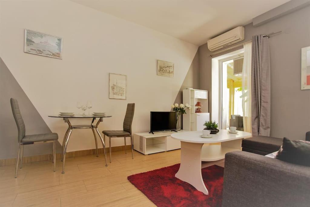 Apartman Den,Rovinj Oaza U Centru Grada I Besplatnim Parkingom Apartment Bagian luar foto